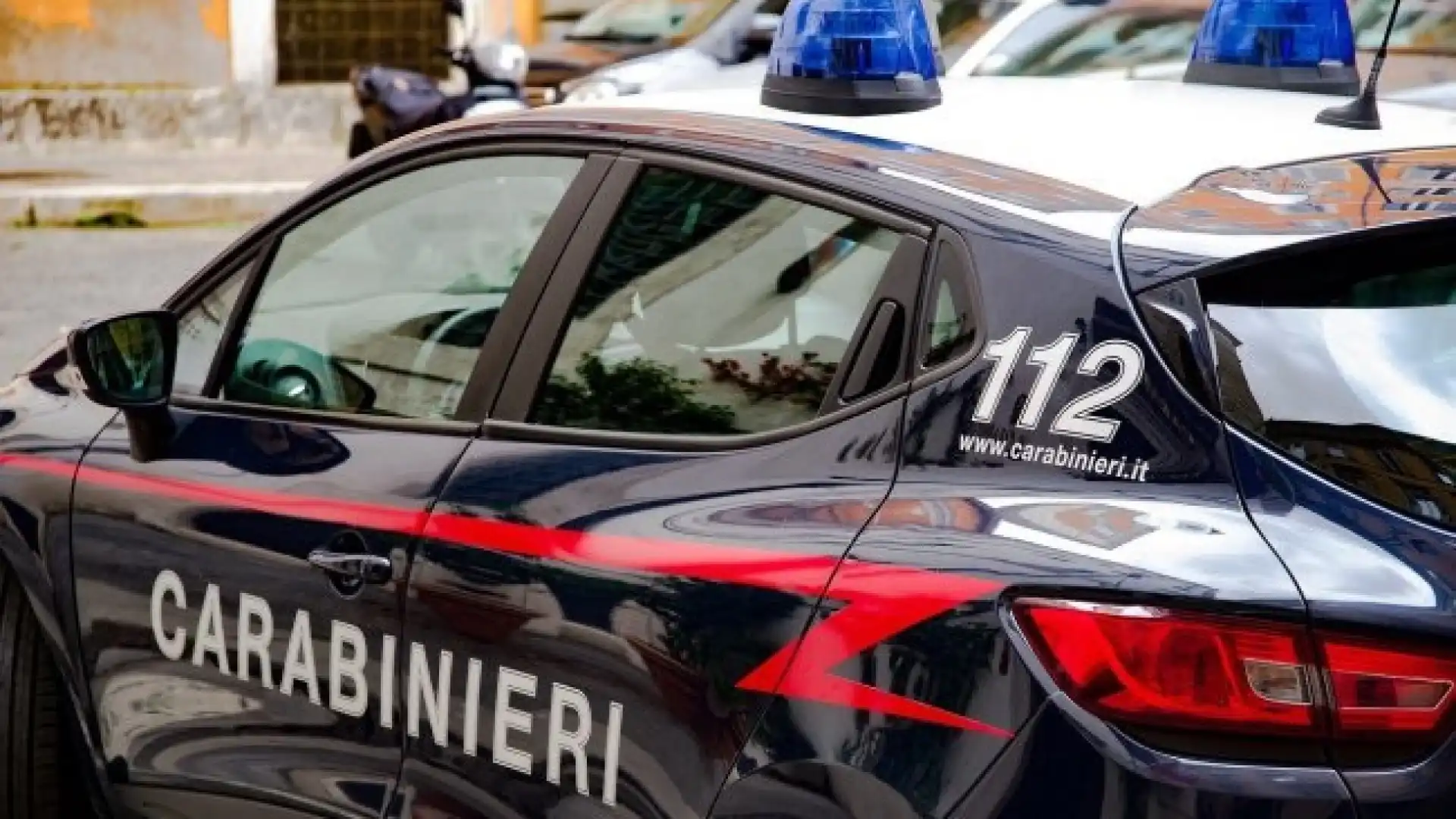 Isernia: Uomo infrange i vetri di un condominio e dà in escandescenze, arrestato.